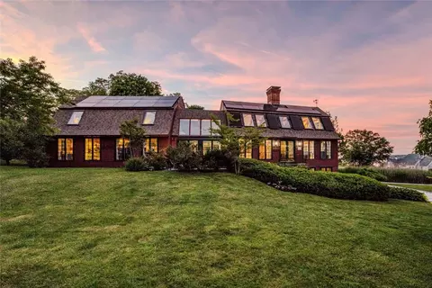 75 Macomber Ln, Portsmouth, RI 02871