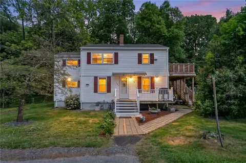 1842 Mendon Rd, Woonsocket, RI 02895