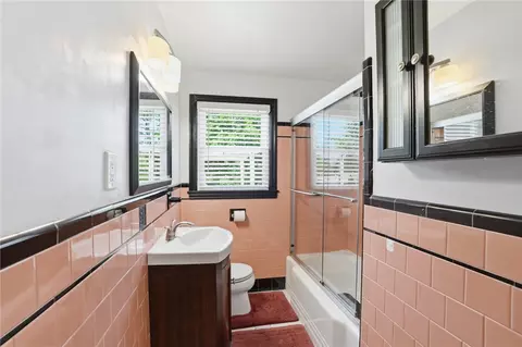 Bath - 50 Pera St, Warwick, RI 02886 photo 1 of 3