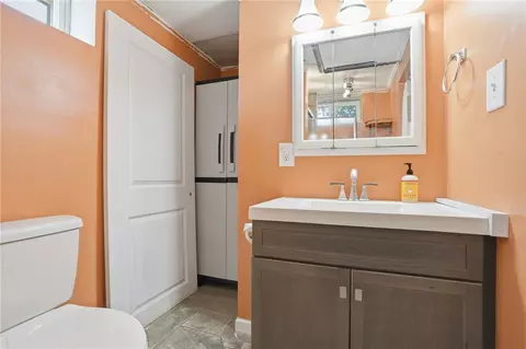 Bath - 50 Pera St, Warwick, RI 02886 photo 2 of 3
