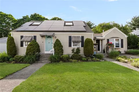 45 Woodhaven Rd, Pawtucket, RI 02861