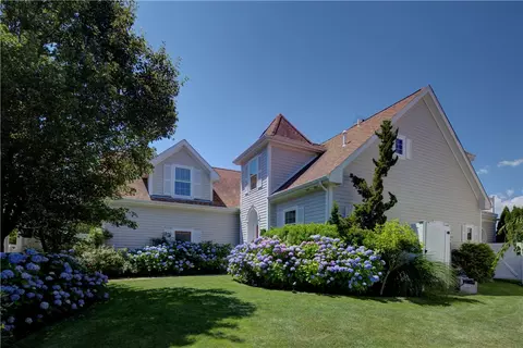 34 Wimbledon Cir, Portsmouth, RI 02871