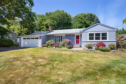 71 Primrose Hill Rd, Barrington, RI 02806