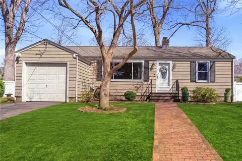 9 Tophill Cir, Cranston, RI 02920