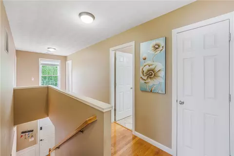 Entry Way - 115 Castle Rock Rd, Warwick, RI 02886 photo 3 of 4