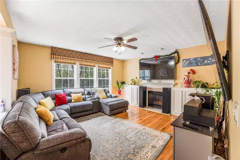 Living - 115 Castle Rock Rd, Warwick, RI 02886 photo 1 of 3