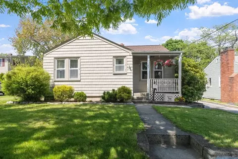 62 Gardiner Ave, East Providence, RI 02914