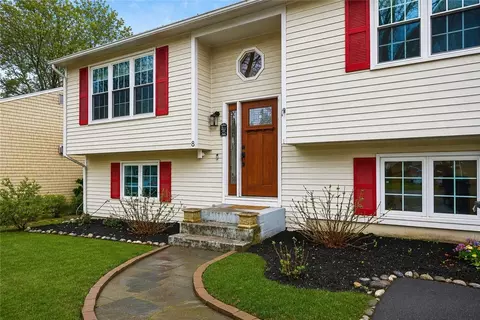 8 Sweet Fern Trl, Saunderstown, RI 02874