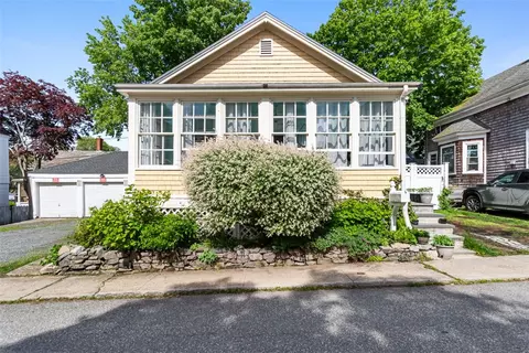 4 Findlay Pl, Newport, RI 02840