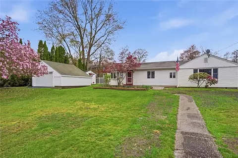 11 Cedar Dr, Bristol, RI 02809