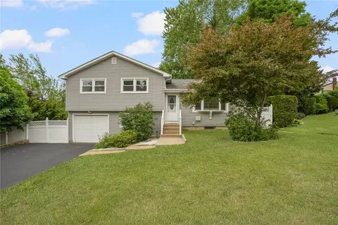 34 Grandview Dr, West Warwick, RI 02893