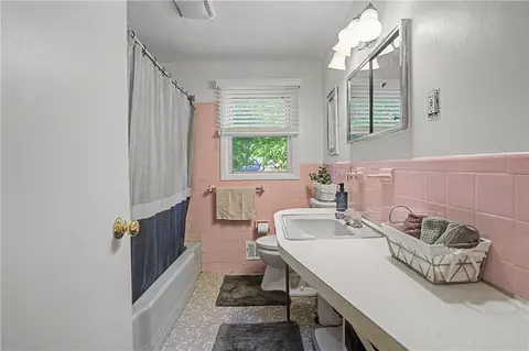 Bath - 25 Walker Rd, Warwick, RI 02889 photo 1 of 2