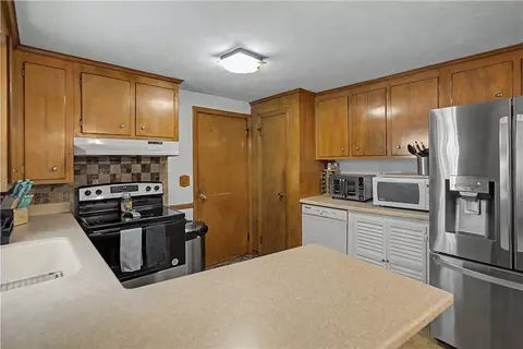Kitchen - 25 Walker Rd, Warwick, RI 02889 photo 1 of 4