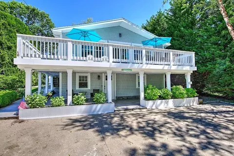 36 Fairway Rd, Narragansett, RI 02882