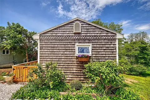 Exterior - 33 W Main Rd, Little Compton, RI 02837 photo 2 of 11