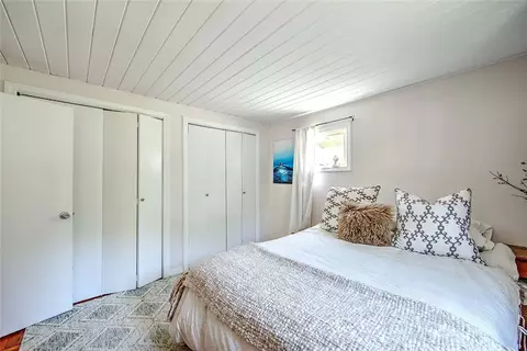 Bedroom - 33 W Main Rd, Little Compton, RI 02837 photo 3 of 8