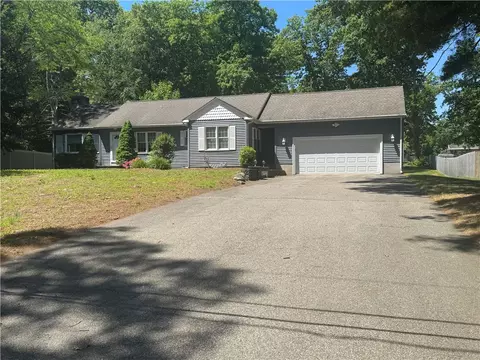 11 Maplecrest Dr, Greenville, RI 02828