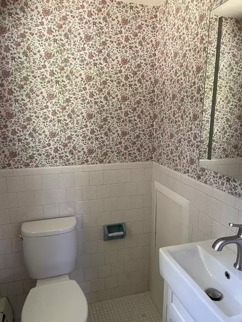 Bath - 36 Edmond Dr, Warwick, RI 02886 photo 4 of 4