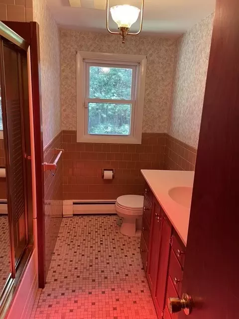Bath - 36 Edmond Dr, Warwick, RI 02886 photo 1 of 4