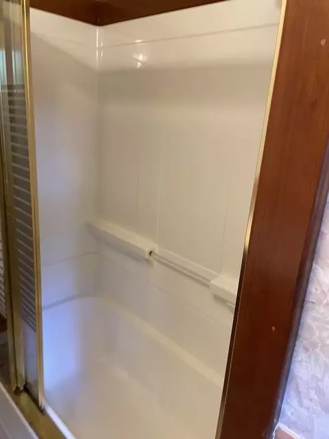 Bath - 36 Edmond Dr, Warwick, RI 02886 photo 2 of 4