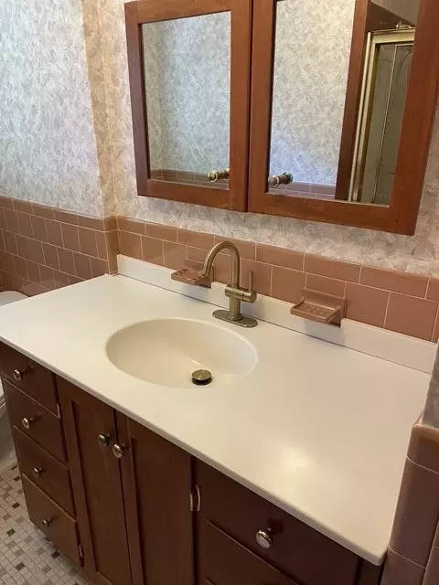 Bath - 36 Edmond Dr, Warwick, RI 02886 photo 3 of 4