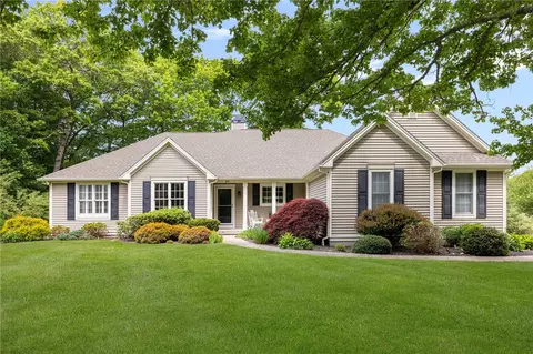 80 Douglas Dr, Saunderstown, RI 02874