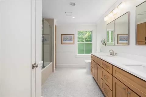 Bath - 31 Wright Ln, Jamestown, RI 02835 photo 7 of 11