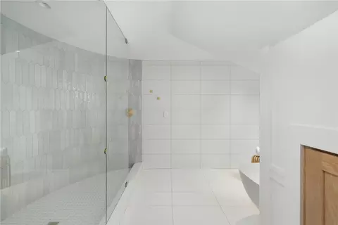 Bath - 31 Wright Ln, Jamestown, RI 02835 photo 3 of 11