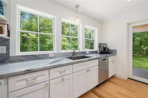 Kitchen - 31 Wright Ln, Jamestown, RI 02835 photo 5 of 6