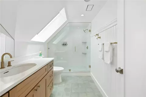Bath - 31 Wright Ln, Jamestown, RI 02835 photo 11 of 11
