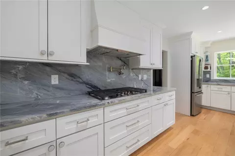 Kitchen - 31 Wright Ln, Jamestown, RI 02835 photo 4 of 6