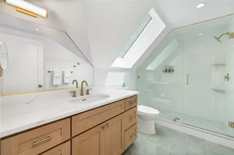 Bath - 31 Wright Ln, Jamestown, RI 02835 photo 10 of 11