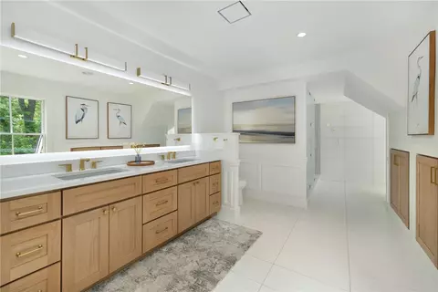 Bath - 31 Wright Ln, Jamestown, RI 02835 photo 2 of 11