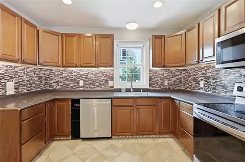 Kitchen - 5 Thayer Pl, Warwick, RI 02888 photo 2 of 3