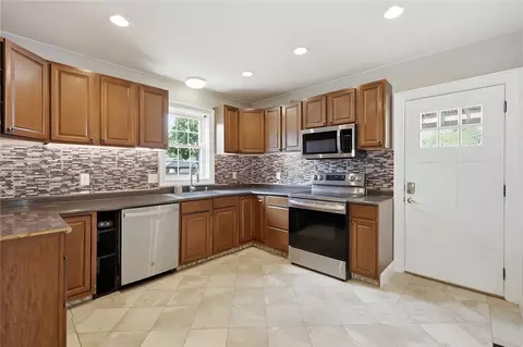 Kitchen - 5 Thayer Pl, Warwick, RI 02888 photo 1 of 3