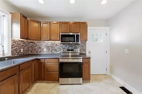 Kitchen - 5 Thayer Pl, Warwick, RI 02888 photo 3 of 3