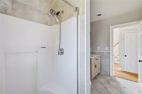 Bath - 5 Thayer Pl, Warwick, RI 02888 photo 2 of 6