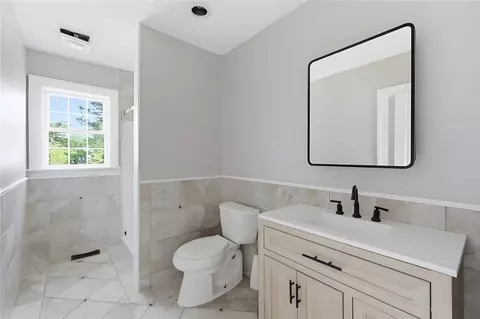 Bath - 5 Thayer Pl, Warwick, RI 02888 photo 1 of 6