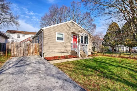 72 Vermont St, Cranston, RI 02920