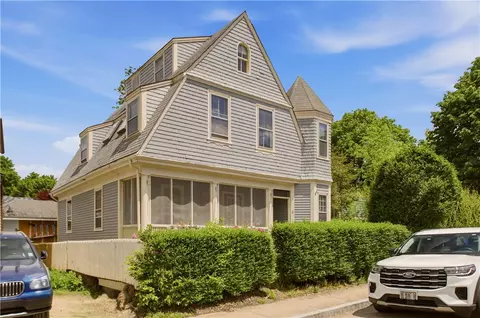4 Dresser St, Newport, RI 02840
