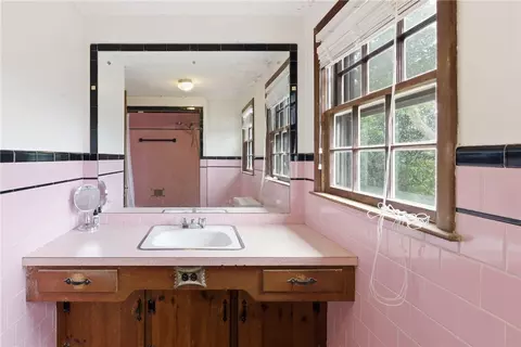 Bath - 129 Dewolf Ave, Bristol, RI 02809 photo 3 of 3
