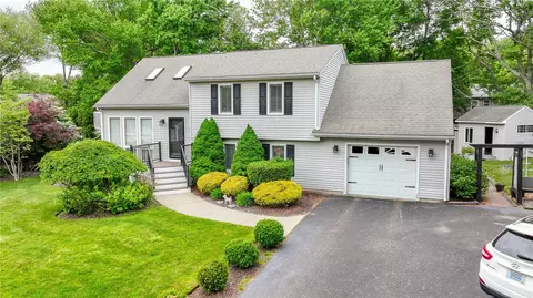 35 Sachem Rd, Narragansett, RI 02882