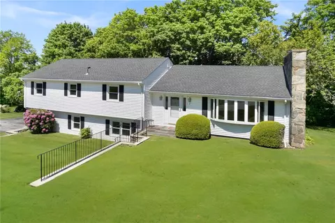 7 Westwood Dr, Portsmouth, RI 02871