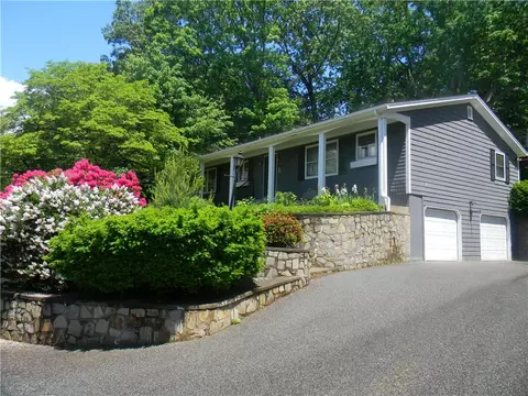90 Quaker Dr, West Warwick, RI 02893