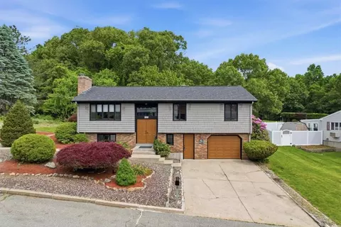 101 Manchester Farm Rd, North Providence, RI 02904