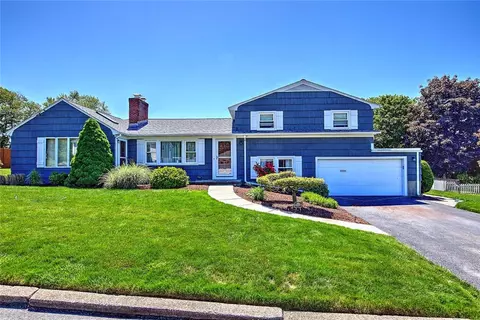 62 Meadowcrest Dr, Cumberland, RI 02864