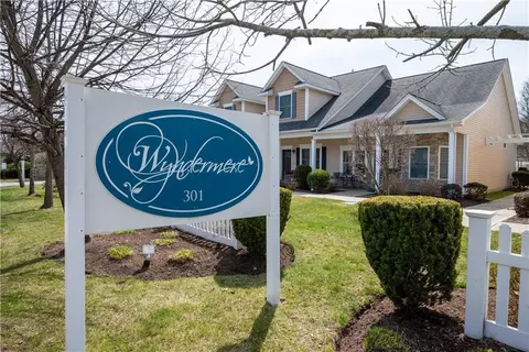 301 W Shore Rd #19, Warwick, RI 02886