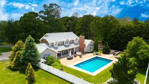 74 Oakwoods Dr, South Kingstown, RI 02879