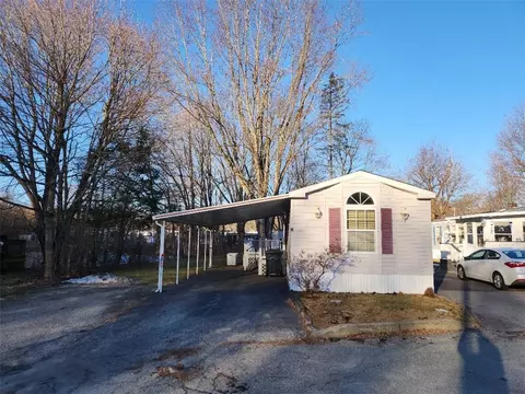 27 Woodward Rd, Lincoln, RI 02865