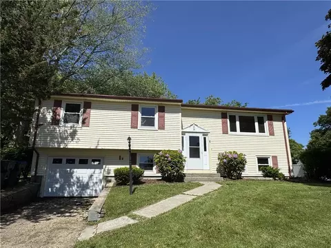 26 Seneca Rd, Portsmouth, RI 02871